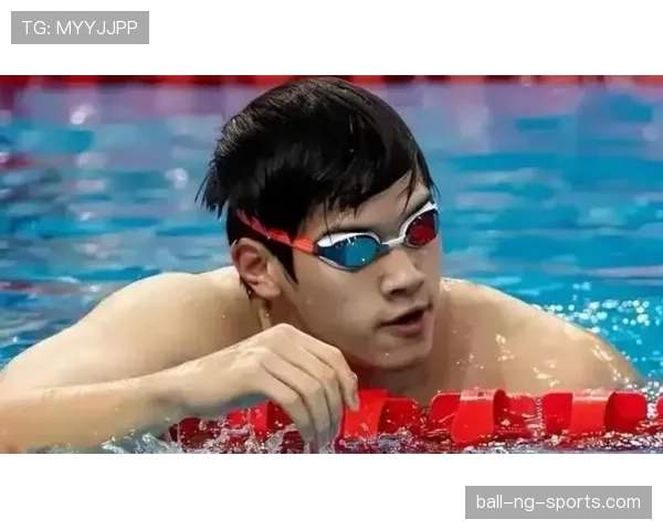 潘展乐把跑车钥匙和食堂饭卡一块揣着，我差点以为进错片场